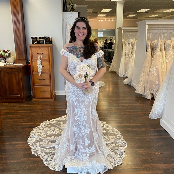 Elegant Lace Wedding Dress- Never worn
